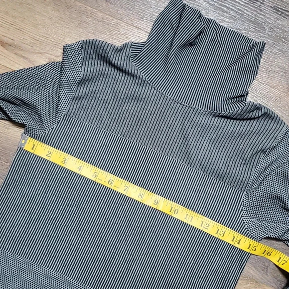 Athleta grey striped long sleeve mock turtleneck base layer compression workout - Picture 5 of 9